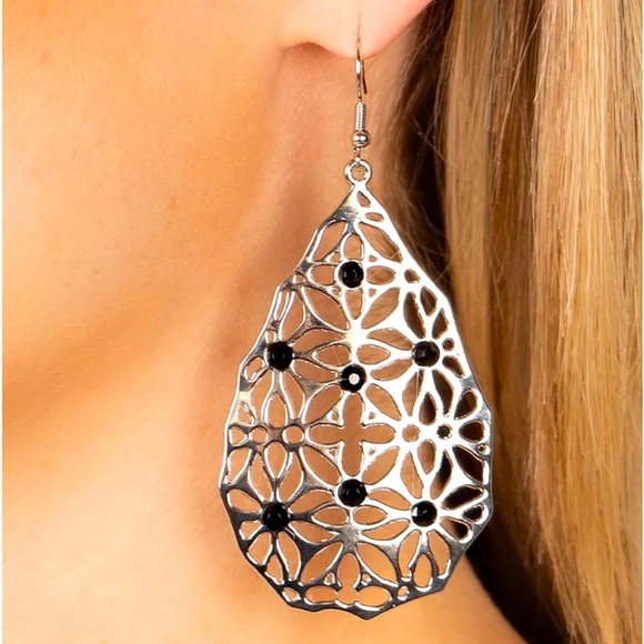 paparazzi Jewelry - Delightfully Daisy - Black Earrings